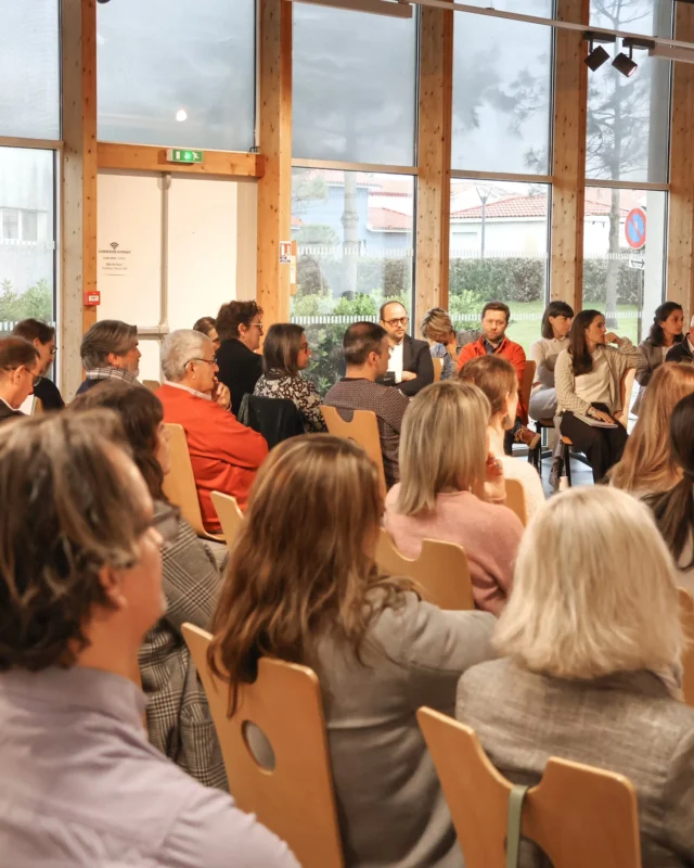 Un grand merci à tous les intervenants, élus, professionnels et participants présents lors de la conférence "Formation, reconversion & Immersion" du 3 avril à Mimizan !

Cet événement, organisé par Mimizan Connexion, a rassemblé des acteurs clés de l’emploi, de la formation et de l’accompagnement professionnel : France Travail, SEVE 40, ERIP, OPCO Commerce, CEP et Adecco.

Leurs interventions riches ont permis d’éclairer les enjeux actuels de l’immersion, de la réorientation et de l’évolution professionnelle, aussi bien pour les demandeurs d’emploi que pour les entrepreneurs du territoire.

Mimizan Connexion se félicite de cette belle réussite, reflet de son engagement quotidien en faveur de l’emploi local, du lien entre les acteurs économiques, et du développement de solutions concrètes pour l’avenir professionnel de chacun.

Merci à toutes celles et ceux qui font vivre le territoire du Born !